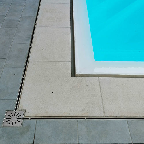 Caniveau à fente centrale - PC.110 - OFFICINA MECCANICA LEONI s.r.l. - en acier inox / pour piscine / gris