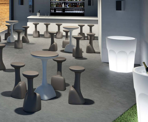 Table mange-debout contemporaine - ARMILLARIA - PLUSt COLLECTION - en polyéthylène / avec piètement en polyéthylène / piètement central