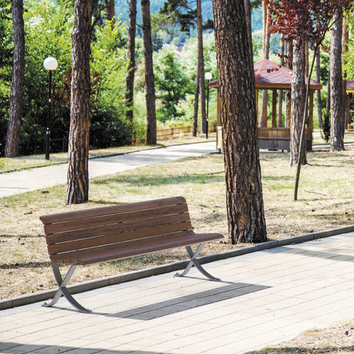 Banc public contemporain - MISS W - METALCO - en bois de feuillus / en acier à revêtement par poudre / avec dossier