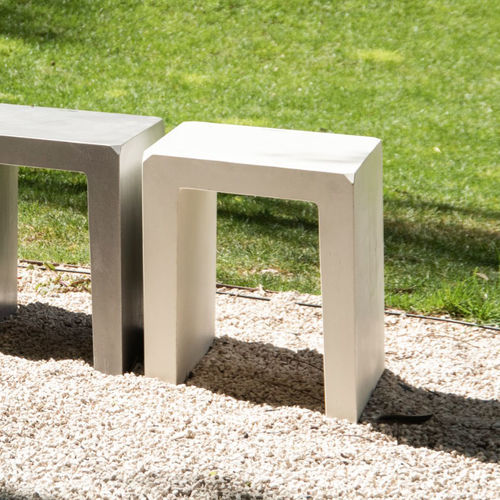 Tabouret contemporain - ISOMETRIC - METALCO - en béton à haute performance / avec piètement en béton / luge