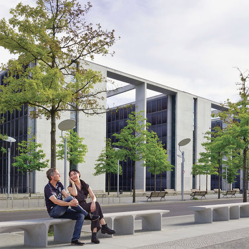 Ensemble table et bancs contemporain - GRAND ARC - METALCO - en pierre reconstituée / en acier peint / d'extérieur