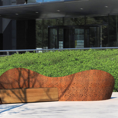 Banc public design original - CURVO - LAB23 - en bois / en acier galvanisé / en acier COR-TEN®
