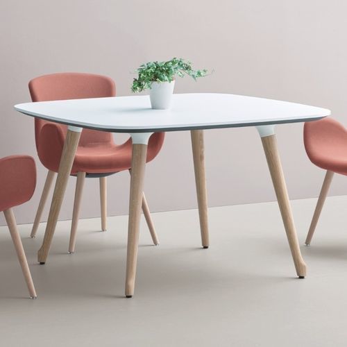 Table contemporaine - PHLOX - Okamura - en bois / avec piètement en métal / courbée