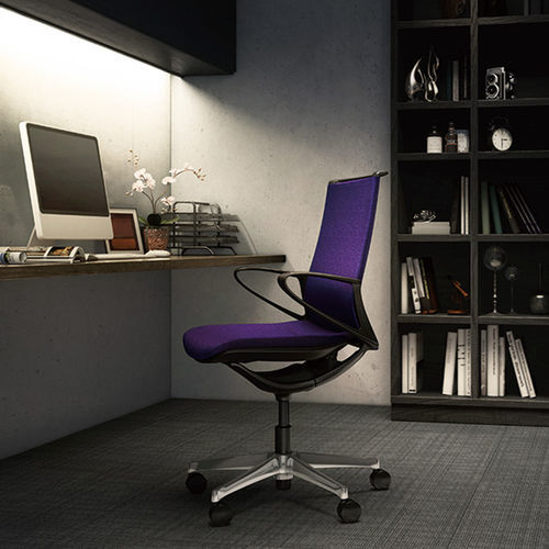 Chaise de bureau contemporaine - PLIMODE - Okamura - d'intérieur / en résille / en cuir