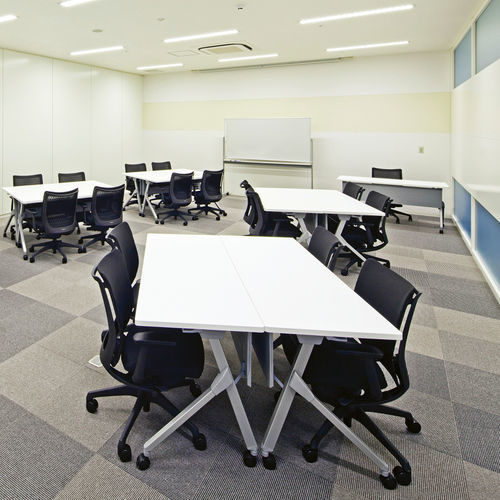 Table d'enseignement contemporaine - FLAPTOR  - Okamura - en stratifié / en bois / avec piètement en métal