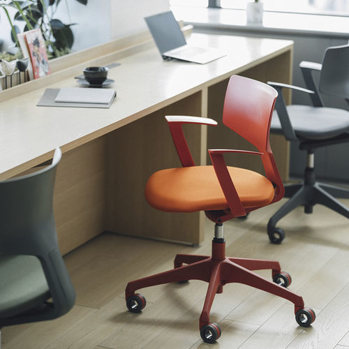 Chaise de bureau contemporaine - SPECERE - Okamura - d'intérieur / en plastique / en tissu