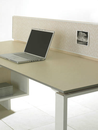Séparateur de bureau sur bureau - DISTRICT - Teknion - en verre / en bois / de protection