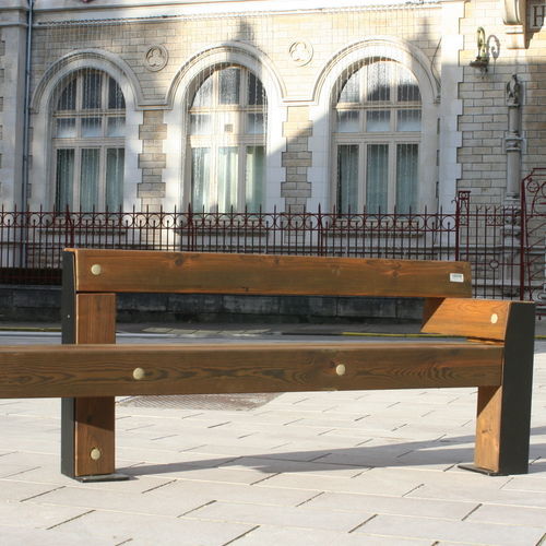 Banc public contemporain - 627 061 - Rondino - en pin / en acier / avec dossier
