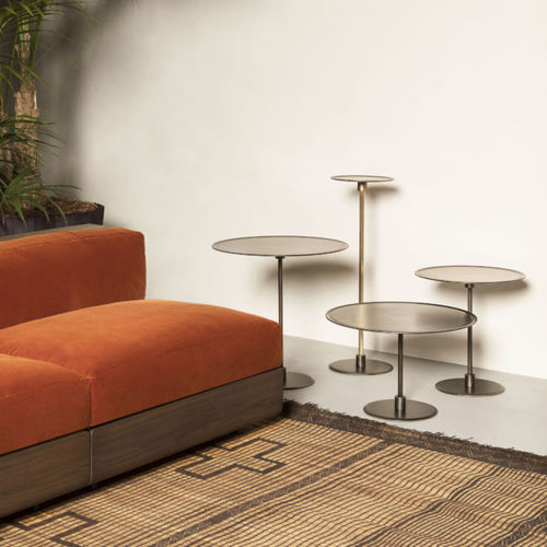 Table d'appoint contemporaine - GONG - Acerbis - en métal peint / avec piètement en laiton brossé / ronde