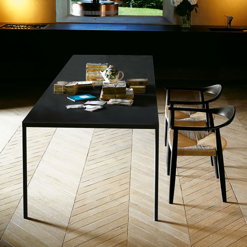 Table contemporaine - PURE - Colico - en tôle d'acier / en polyester / avec piètement en aluminium peint