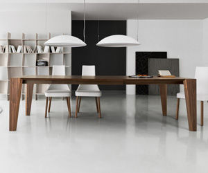 Table contemporaine - PLUS - Compar - en bois / rectangulaire / à rallonge