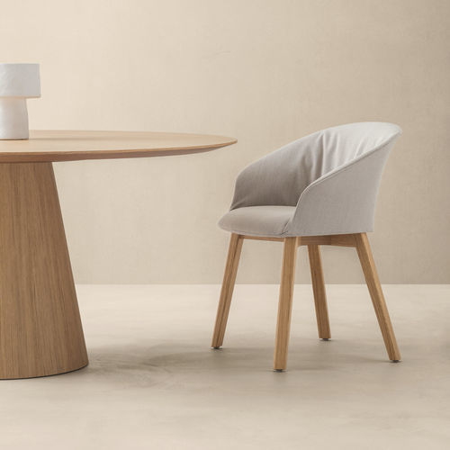 Chaise contemporaine - Finna - Crassevig - d'intérieur / en tissu / en simili cuir