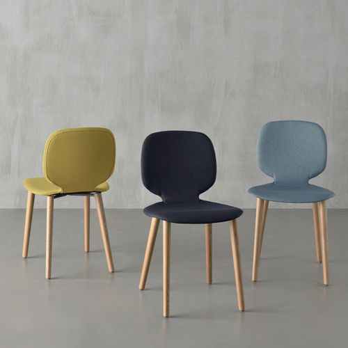 Chaise contemporaine - ALIS - Crassevig - d'intérieur / en tissu / bois