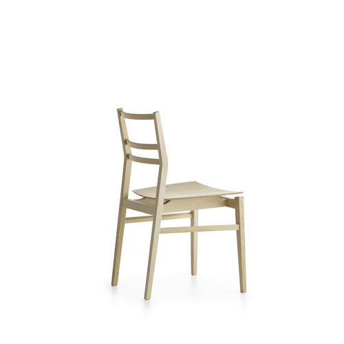 Chaise contemporaine - Già R - Crassevig - d'intérieur / en contreplaqué moulé / avec piètement en bois massif