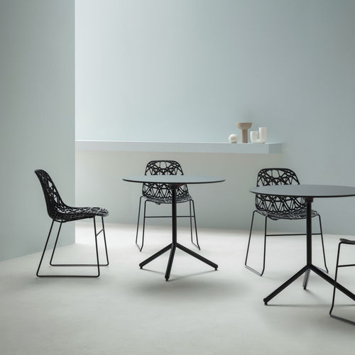 Chaise contemporaine - NETT - Crassevig - d'intérieur / d'extérieur / en bois massif