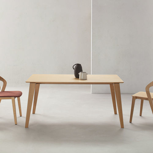 Table contemporaine - OXTON - Crassevig - en bois / avec piètement en bois massif / rectangulaire