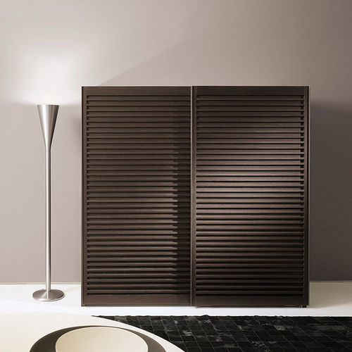 Armoire contemporaine - AMADO - Emmebi Industria Mobili - en noyer / en bois massif / à porte coulissante