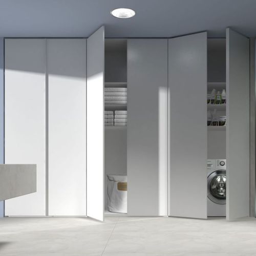 Armoire contemporaine - Erba Mobili di Erba Giulio e Alessandro - en bois laqué / à portes battantes