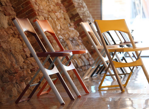 Chaise contemporaine - COMPACT - Gaber - en polymère / pliante / résidentielle