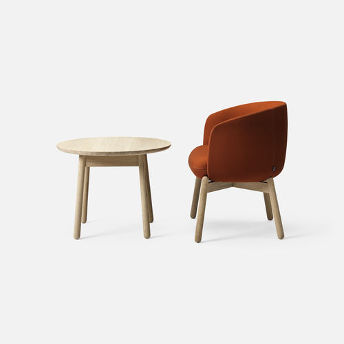 Table basse contemporaine - NEST - + HALLE - en chêne / avec piètement en chêne / ovale