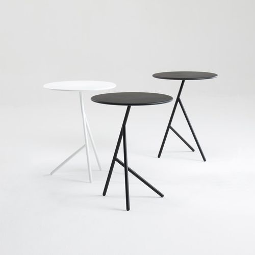 Table d'appoint contemporaine - PENNY - + HALLE - en acier à revêtement par poudre / avec piètement en acier thermolaqué / ronde
