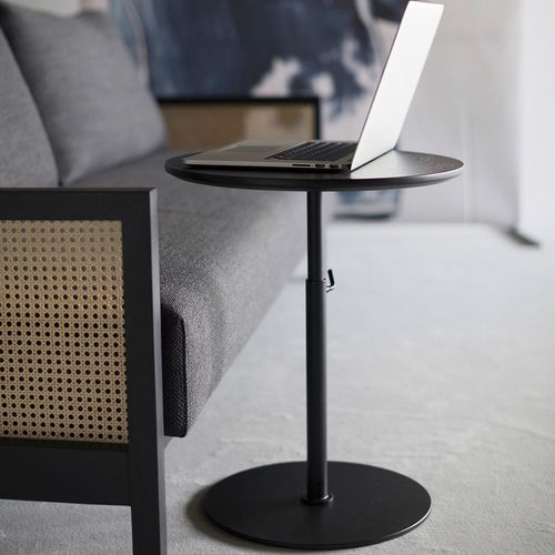 Table d'appoint contemporaine - KIFFA - Innovation Randers a/s - en chêne / avec piètement en acier / ronde