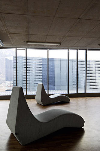 Chaise longue contemporaine - STONES - La Cividina - en tissu / en cuir / pour établissement public