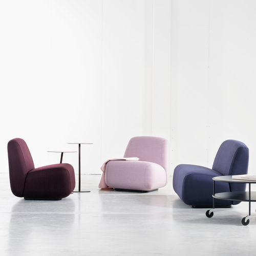 Chauffeuse contemporaine - APERI - Lammhults Möbel AB - en tissu / beige / piètement central