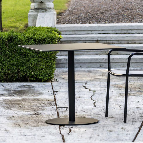 Table bistrot contemporaine - SHIRE - Schoenhuber Franchi - en HPL / avec piètement en métal peint / ronde
