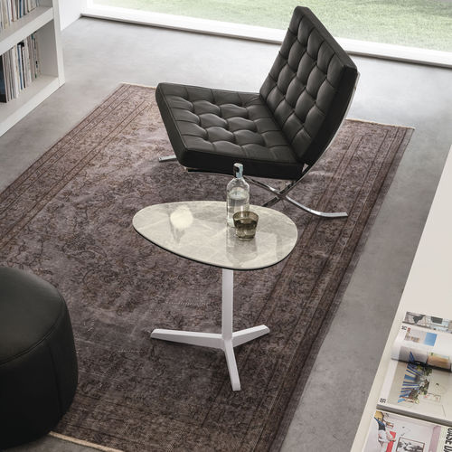 Table d'appoint contemporaine - ELICA CORNER - Target Point - en grès cérame / avec piètement en métal peint / triangulaire