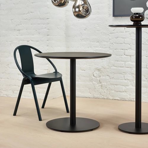 Table bistrot contemporaine - 421 628 - TON a.s. - en chêne / en hêtre / avec piètement en acier