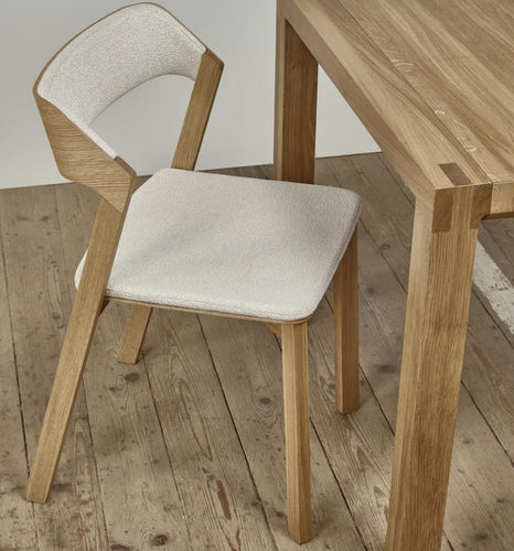 Chaise de salle à manger contemporaine - Merano - TON a.s. - d'intérieur / en tissu / avec piètement en bois massif