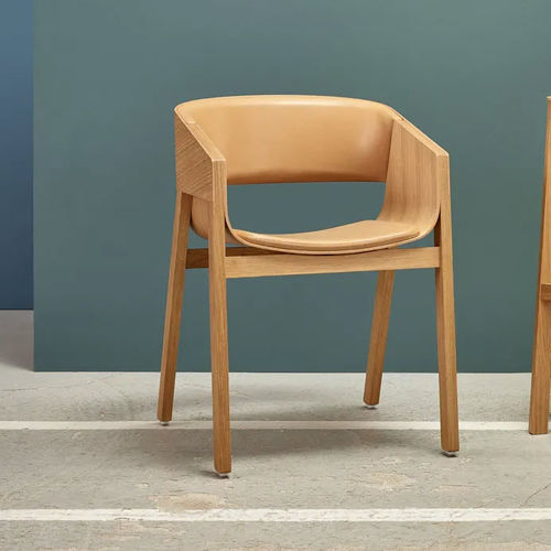Chaise de salle à manger contemporaine - Merano - TON a.s. - d'intérieur / en cuir / avec piètement en chêne