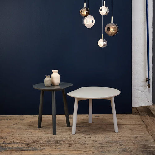 Table basse contemporaine - yyy  - TON a.s. - en chêne / en hêtre / avec piètement en chêne