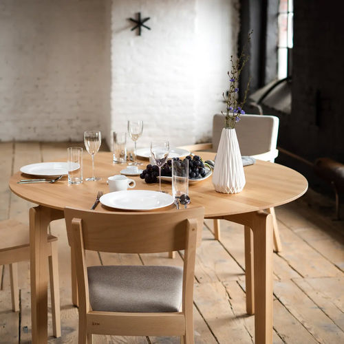 Table à manger contemporaine - Leaf 443 - TON a.s. - en chêne / en hêtre / avec piètement en chêne