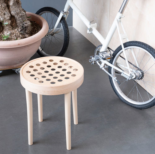 Tabouret contemporain - 822 - TON a.s. - en contreplaqué / avec piètement en hêtre / rond