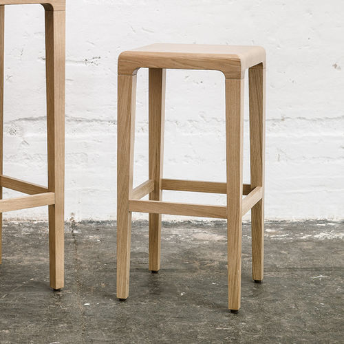 Tabouret de bar contemporain - Rioja 368  - TON a.s. - en chêne / en hêtre / avec piètement en chêne