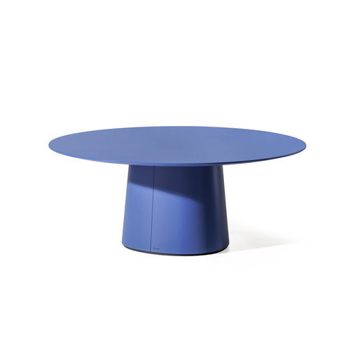 Table basse contemporaine - P.O.V. - TON a.s. - en bois verni / avec piètement en bois / ronde