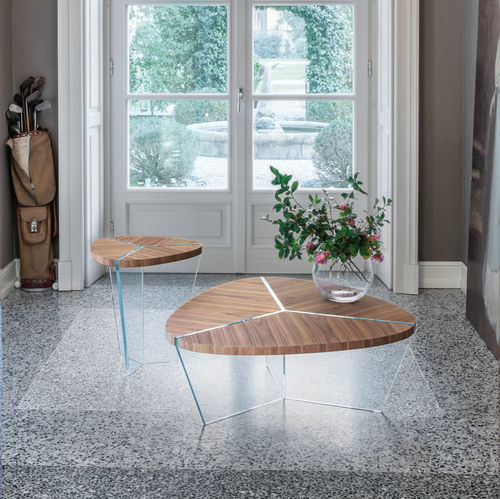 Table basse contemporaine - AIDA - Tonin Casa - en chêne / en noyer / avec piètement en verre