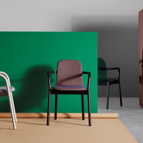 Chaise de salle à manger contemporaine - Hug - Zilio A&C - d'intérieur / en tissu / avec piètement en frêne