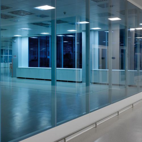 Cloison pour salle blanche - Clestra - fixe / modulaire / vitrée