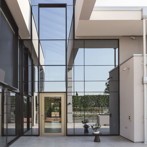 Porte d'extérieur - NOVA - Oikos Venezia - en verre / en aluminium / à pivot