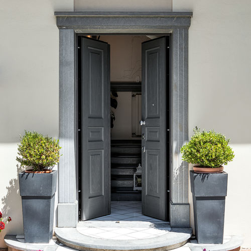 Porte d'entrée - EVOLUTION - Oikos Venezia - en bois / battante / classique