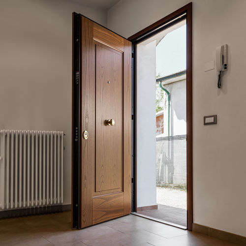 Porte d'entrée - EVOLUTION - Oikos Venezia - en bois / battante / classique