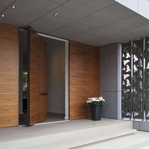 Porte d'entrée - SYNUA WALL SYSTEM - Oikos Venezia - en noyer / à pivot / classique
