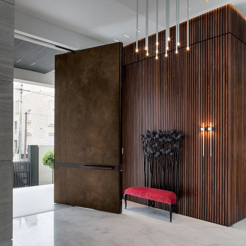 Porte d'entrée - SYNUA - Oikos Venezia - en aluminium / en acier corten / à pivot