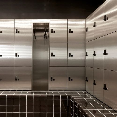 Casier vestiaire en stratifié - NEXT - Fit Interiors - pour établissement public / pour installation sportive / professionnel