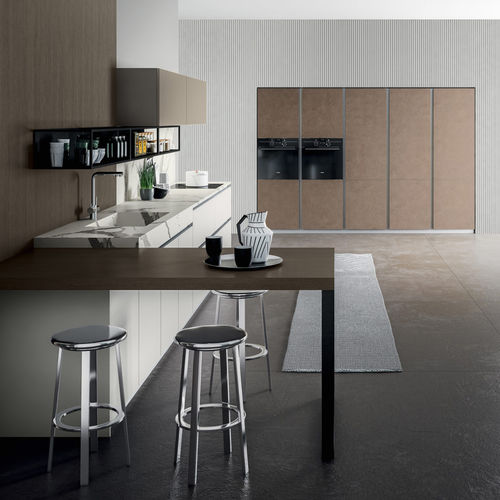 Cuisine contemporaine - T16 : COMPOSIZION 01 - ARMONY CUCINE - en verre / sans poignée / laquée