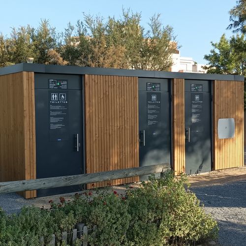 toilette publique en bois - Francioli