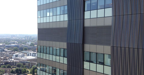 Bardage en plaques - GUY’S TOWER - Permasteelisa - en aluminium / en béton armé / perforé